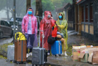 Đội mưa hỗ trợ người dân hoàn thành cách ly chống Covid-19 trở về nhà