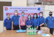 Đoàn phường Trại Chuối (Hồng Bàng): Phát khẩu trang, găng tay, dung dịch sát khuẩn cho các hộ nghèo