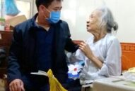 Quận Lê Chân: Đến tận nhà tặng quà các hộ khó khăn bị ảnh hưởng bởi dịch Covid 19