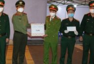 Giám đốc Công an thành phố tặng quà động viên CBCS, lực lượng liên ngành làm nhiệm vụ kiểm soát y tế, phòng chống dịch Covid -19