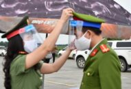 Hội Phụ nữ – Đoàn Thanh niên Phòng An ninh kinh tế: Trao 700 tấm chắn giọt bắn tặng các chiến sỹ tại chốt kiểm soát