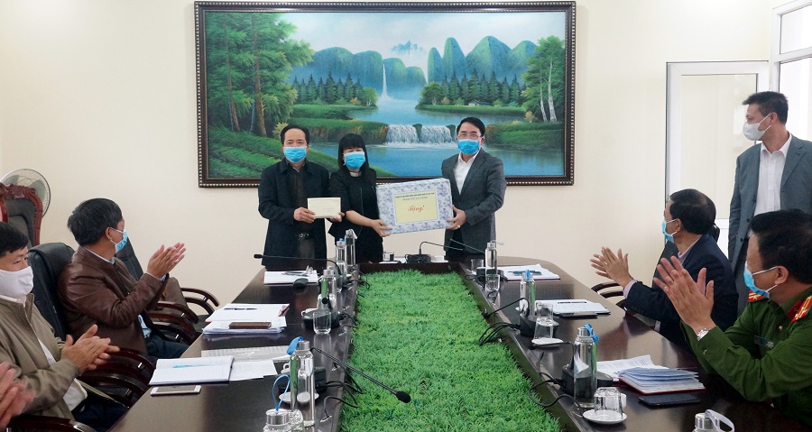 Phó chủ tịch UBND thành phố Lê Khắc Nam khen thưởng huyện Tiên Lãng