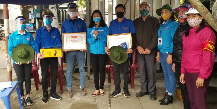 Các tập thể, cá nhân được Thành đoàn và Quận đoàn khen thưởng