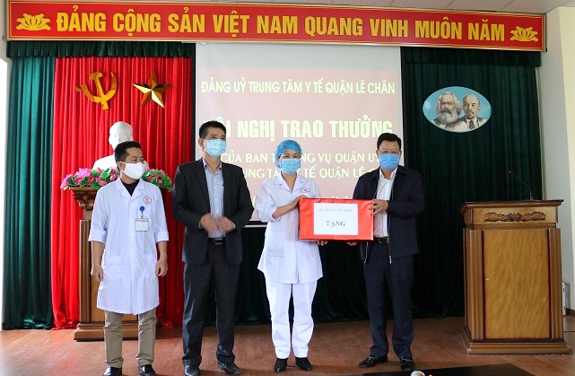 Bí thư quận ủy Lê Chân Lê Trung Kiên kiểm tra công tác phòng dịch tại Bộ phận một cửa UBND quận