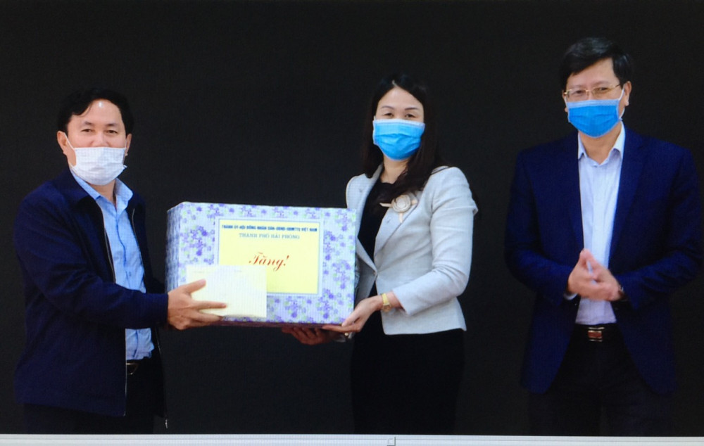 Đồng chí Lê Ngọc Trữ, Giám đốc Sở Tài chính trao quà của Thành ủy, HĐND, UBND thành phố tặng huyện An Dương Đồng chí Lê Ngọc Trữ, Giám đốc Sở Tài chính trao quà của Thành ủy, HĐND, UBND thành phố tặng huyện An Dương