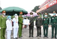 Giám đốc Công an thành phố thăm, tặng quà các chốt  kiểm soát phòng chống dịch Covid 19