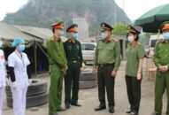 Phó Giám đốc CATP thăm, tặng quà các chốt kiểm soát phòng chống dịch Covid-19