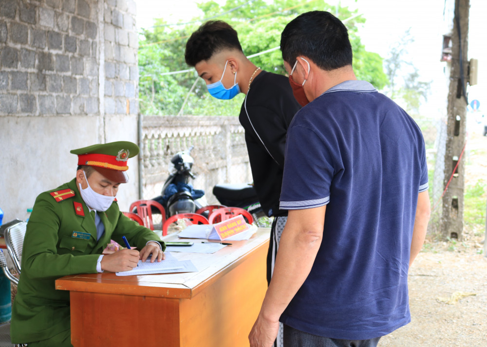 Lực lượng CAH Vĩnh Bảo ghi chép thông tin của người dân tại khu vực chốt kiểm soát cầu sông Hóa, xã Cổ Am, huyện Vĩnh Bảo