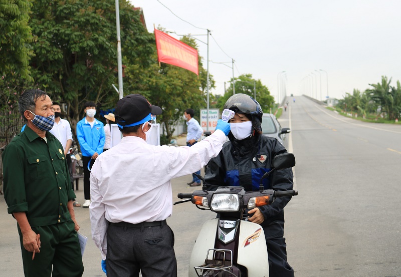 Tại khu vực cầu Chanh, xã Thắng Thủy, huyện Vĩnh Bảo, các lực lượng tích cực tham gia vào công tác kiểm soát, phòng, chống dịch
