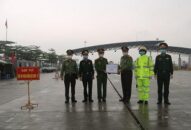 Đại tá Nguyễn Quốc Hùng, Phó Giám đốc CATP thăm, tặng quà lực lượng tham gia phòng chống dịch bệnh COVID-19