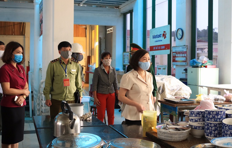 Đồng chí Đào Khánh Hà - Ủy viên Ban Thường vụ, Trưởng ban Tuyên giáo Thành ủy kiểm tra hoạt động kinh doanh tại khu vực chợ Cầu Vồng