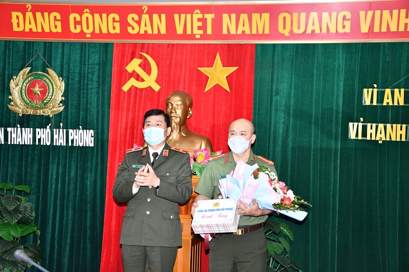 Thiếu tướng Vũ Thanh Chương - Giám đốc CATP đã trao hoa và quà chúc mừng Thượng tá Nguyễn Quốc Huy