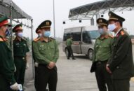 Thượng tá Lê Trung Sơn, Phó Giám đốc CATP thăm, tặng quà các chốt kiểm soát phòng chống dịch Covid 19