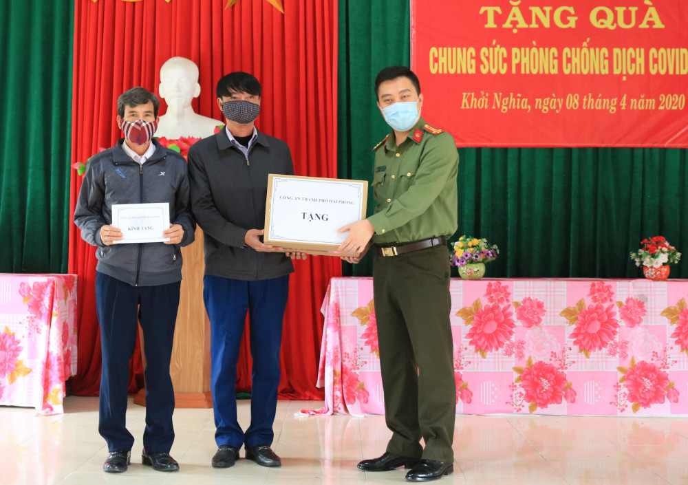 Thượng tá Lê Trung Sơn – Phó Giám đốc CATP tặng quà cho Ban chỉ đạo phòng chống dịch Covid-19 xã Khởi Nghĩa, huyện Tiên Lãng