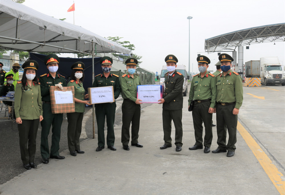 Thượng tá Lê Trung Sơn – Phó Giám đốc CATP cùng đoàn công tác thăm, tặng quà tại Chốt số 6 – Trạm thu phí cáo tốc Hà Nội – Hải Phòng, quận Dương Kinh