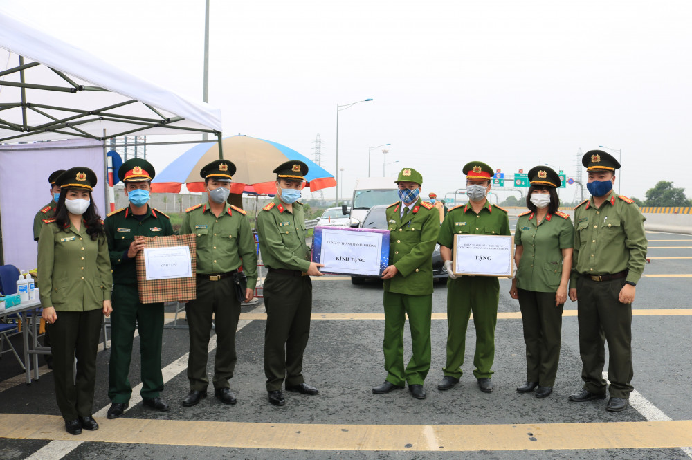 Thượng tá Lê Trung Sơn – Phó Giám đốc CATP cùng đoàn công tác thăm, tặng quà tại Chốt số 7 – Cầu Bạch Đằng, quận Hải An