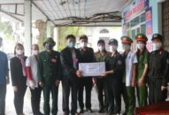 Hội Phụ nữ Phòng Cảnh sát cơ động – CATP: Tặng 600 khẩu trang, 45 chai dung dịch sát khuẩn cho một số địa phương