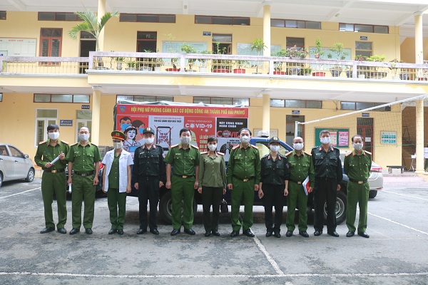 Lãnh đạo phòng PK02, Hội Phụ nữ CATP và đội ngũ cán bộ, hội viên tham gia chương trình