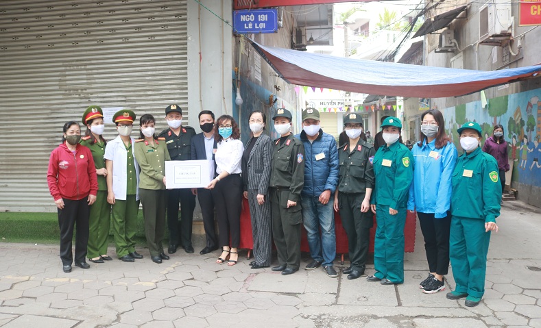 Thiếu tá Đồng Văn Mười – Phó Trưởng phòng PK02 và Thiếu tá Vũ Thị Mai – Phó Chủ tịch Hội Phụ nữ CATP tham gia tặng khẩu trang, dung dịch sát khuẩn cho BCĐ phòng chống dịch phường Gia Viên (Ngô Quyền) tại chốt kiểm soát TDP Văn hóa số 19