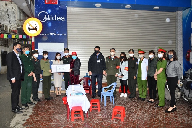 Thiếu tá Đồng Văn Mười – Phó Trưởng phòng PK02 và Thiếu tá Vũ Thị Mai – Phó Chủ tịch Hội Phụ nữ CATP tham gia tặng khẩu trang, dung dịch sát khuẩn cho BCĐ phòng chống dịch phường Trần Nguyên Hãn (Lê Chân)