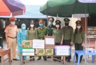 Đoàn Thanh niên, Hội Phụ nữ, Công đoàn CATP: Tặng 2.500 khẩu trang và nhiều nhu yếu phẩm cho tới chốt kiểm soát dịch Covid-19 trên địa bàn huyện Vĩnh Bảo