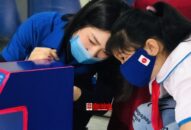 Đội viên lớp 4 ủng hộ Đoàn phường làm máy sát khuẩn tự động cảm ứng