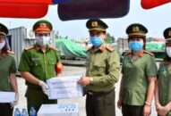 Phòng Tổ chức cán bộ CATP:  Thăm hỏi, tặng quà thân nhân cán bộ chiến sỹ và chiến sỹ  tham gia chốt phòng chống, dịch bệnh