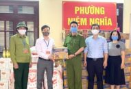 Công an phường Niệm Nghĩa, quận Lê Chân tiếp nhận ủng hộ của một người hảo tâm trong công tác phòng, chống dịch Covid 19