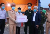 Lãnh đạo thành phố thăm, tặng quà động viên lực lượng chức năng tại các chốt kiểm soát dịch bệnh liên tỉnh