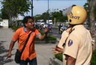 Nhiều người tấn công lực lượng kiểm dịch Covid-19