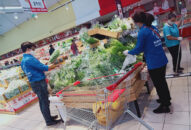 Đi chợ giúp người dân