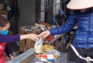 Hải Phòng: Nữ cựu chiến binh tặng 600 quả trứng cho chốt chống dịch Covid-19