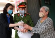 Công an phường Đông Khê: Tặng 1 tấn gạo, 1.000 quả trứng gà tiếp sức gia đình chính sách vượt qua mùa dịch