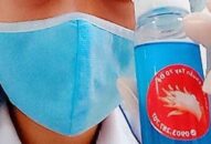 Nữ điều dưỡng tự pha chế dung dịch sát khuẩn tặng người dân