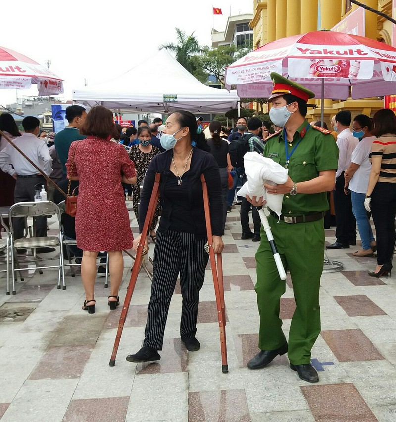 Lực lượng CAQ Lê Chân hỗ trợ người dân nhận gạo từ cây ATM gạo