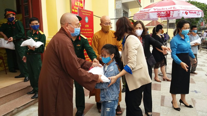 Người dân vui mừng phấn khởi vì được nhận gạo hỗ trợ