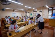 Sáng nay, học sinh khối 9 và khối 12 bắt đầu đi học trở lại