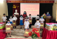 Đội viên lớp 2 tặng 44 suất quà cho học sinh có hoàn cảnh khó khăn tại Trường Tiểu học Quang Trung, quận Ngô Quyền