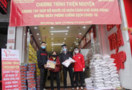 Hội Chữ thập đỏ tặng quà cho những hộ gia đình gặp khó khăn do ảnh hưởng bởi COVID-19 trên địa bàn quận Hồng Bàng