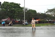 Tuần đầu nới lỏng giãn cách xã hội, tăng cường lực lượng bảo đảm trật tự an toàn giao thông