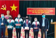 Huyện Vĩnh Bảo: Trao thiết bị học trực tuyến tặng học sinh khó khăn