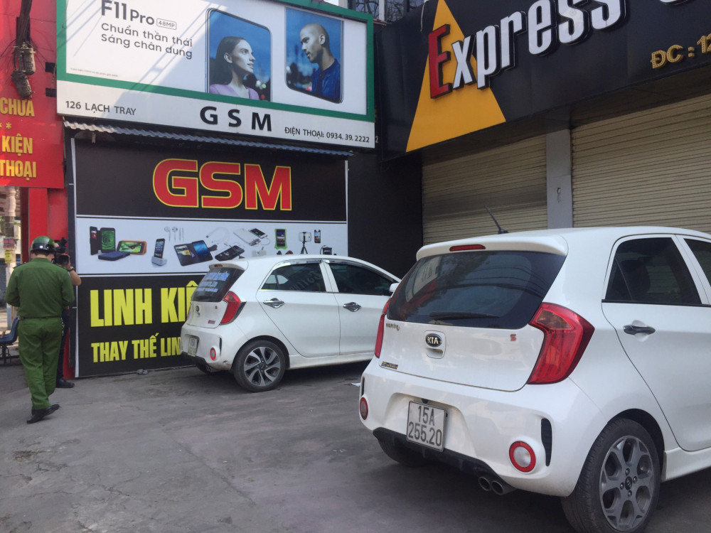 2 phương tiện ô tô đỗ trên vỉa hè đường Lạch Tray 