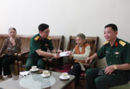 Ban Chỉ huy Quân sự quận Hồng Bàng thăm, tặng quà Mẹ Việt Nam anh hùng      