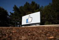 Facebook cảnh báo người dùng “tương tác” với tin giả COVID-19