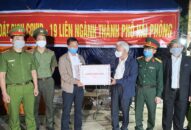 Phó Chủ tịch UBND thành phố Nguyễn Đình Chuyến thăm, tặng quà các chốt kiểm tra liên ngành phòng chống dịch COVID-19