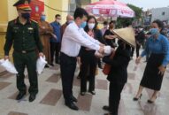 Người dân quận Lê Chân phấn khởi nhận gạo từ “cây ATM”