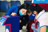 Đội viên lớp 4 ủng hộ Đoàn Thanh niên phường Vạn Mỹ, quận Ngô Quyền làm máy xịt cồn sát khuẩn tự động