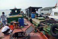 Phát hiện, xử lý tàu sang mạn dầu trái phép trên biển