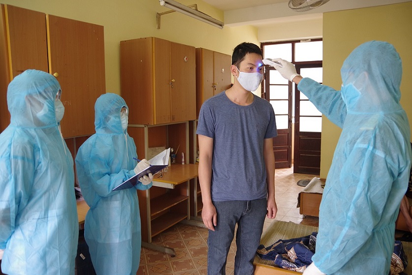 Đại úy Quân nhân chuyên nghiệp Ngô Doãn Lý, Nhân viên Tham mưu, Ban CHQS quận Lê Chân hỗ trợ các nhân viên y tế kiểm tra thân nhiệt các công dân trong khu cách ly tại Ký túc xá sinh viên Trường Đại học Quản lý và Công nghệ Hải Phòng