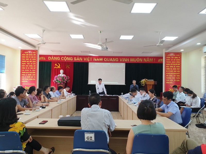 Chủ tịch UBND quận Nguyễn Văn Phiệt tặng khẩu trang tới đảng viên TDP 31 phường Vĩnh Niệm